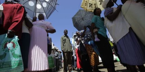 Quenianos na fila para votar